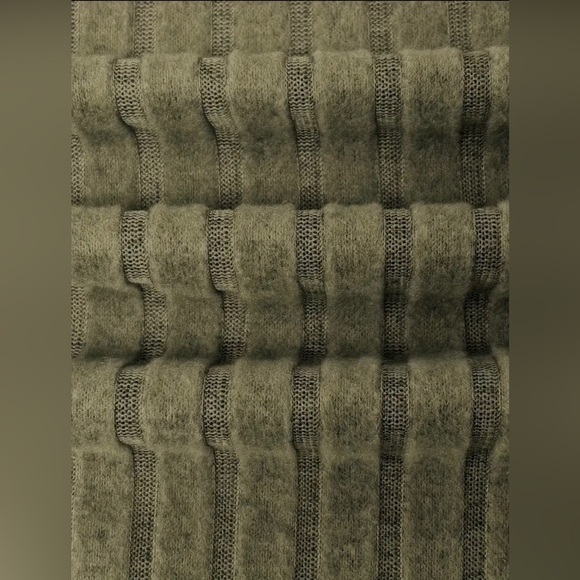 NWT Elegant Olive Green Ribbed V-Neck Sweater Perfect for Any Occasion Plus size - Picture 7 of 8